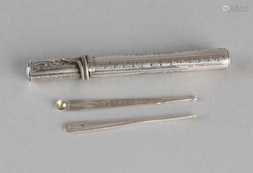 Silver needle case, 833/000, round model decorated with engraving and filled with two silver