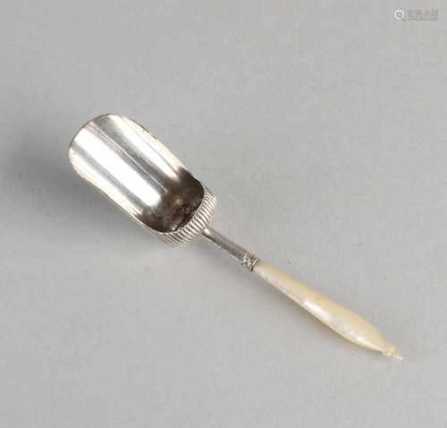 833/000 silver tea scoop with ribbed kolenschepbak and beautiful pearl handle. Kingdom of Holland.