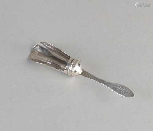 835/000 antique silver tea scoop with kolenbakschep and pointed engraved steel. In the year 1822: N.