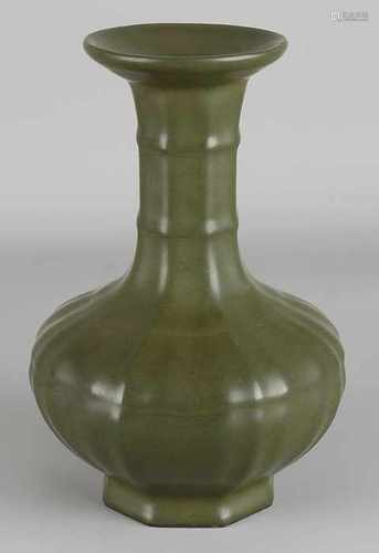 Ancient Chinese porcelain vase bottom mark and tea glaze. Size: H 21.5 cm. In good condition.