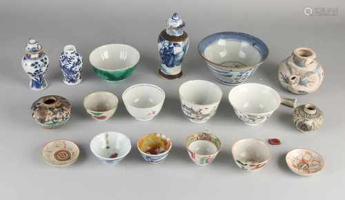 Lot divers old / antique Chinese porcelain. And very damaged. Among other 18th century Chinese