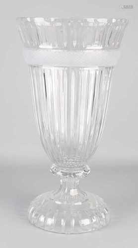 Grand Bohemian crystal glass vase with satin edging. 21st century. Size: H Ø 47 x 25 cm. In good