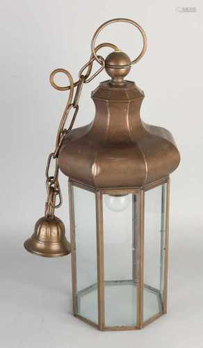 Copper octagonal hall lamp with glass. 20th century. Size: 57 x 20 x 20 cm. In good condition.