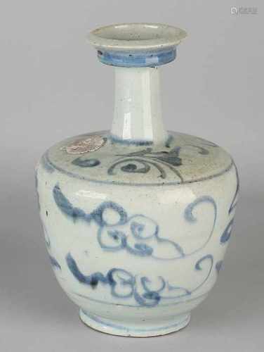 Antique Chinese porcelain ghendi with floral decor. Fog nozzle. Size: 23 x 15 cm dia. In