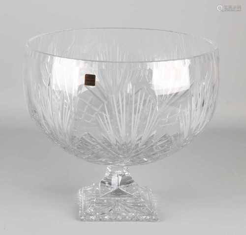 Grand Bohemian crystal fruit bowl. Faceted. 21st century. Dimensions: H 26 x Ø 28 cm. In good