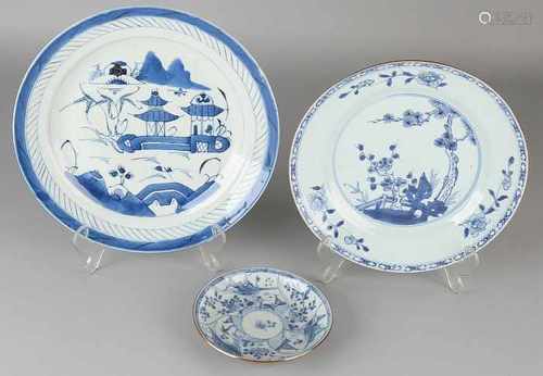 Three times antique Chinese porcelain. Comprising: Capuchin dish, chip. Plate with garden decor,