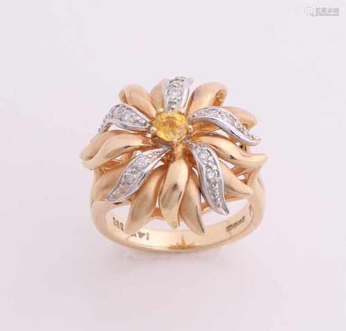 Ornate gold ring, 585/000, with diamonds and citrine. A ring with floral pattern, partly matted,