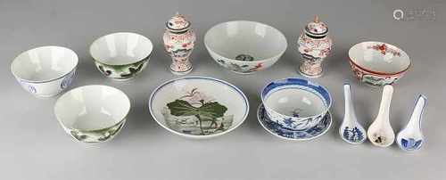 Divers old / antique Chinese porcelain. 19th - 20th Century. Among other things: Rice spoons, bowls,