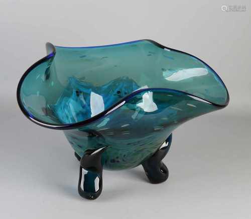 Very large blue Murano-style glass bowl with scalloped edge. 21st century. Size: 27 x 40 x 38 cm. In