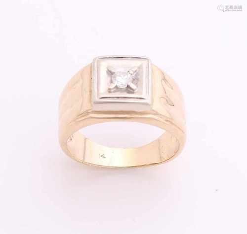 Yellow gold men's ring, 585/000, with white gold occupied square top with a brilliant cut diamond,