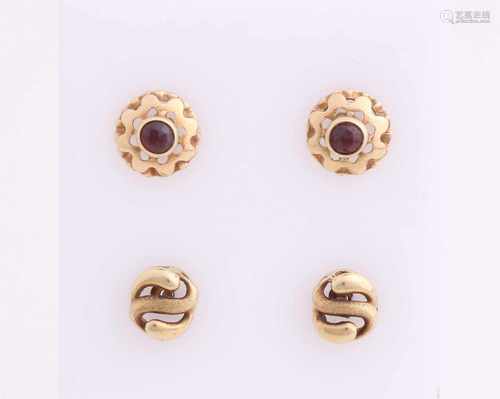 Two pairs of yellow gold earrings, 585/000, a pair of round machined ear buds, ø 7.5 mm, with a