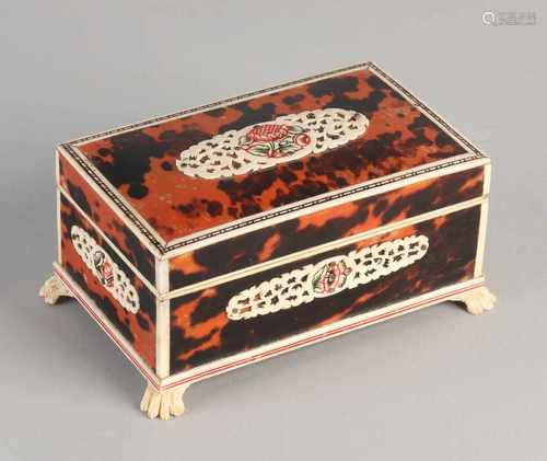 Antique tortoise glued lid box with legs ornaments and claw feet. Size: 6.5 x 13 x 8 cm. In good