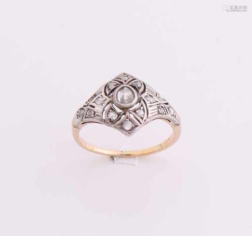 Yellow gold ring, 585/000, with diamond. Ring with a silver diamond-shaped head with center in the