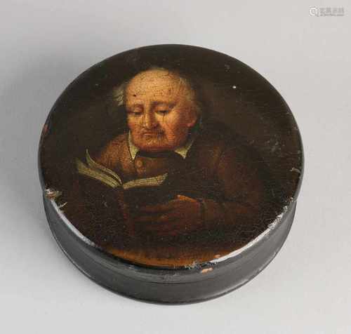 19th Century European lacquer box with portrait of reading man. Small damage. Size: 4 x ø 11.7 cm.