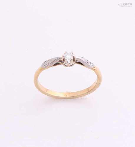 Yellow gold solitaire ring, 585/000, with diamond. Ring occupied with a graceful white gold cup at