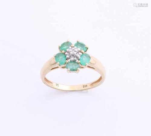 Yellow gold ring, 585/000, with emerald, and diamond. Rosette ring with in the middle a white gold