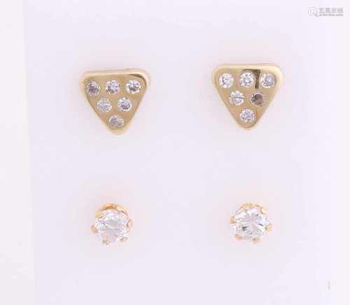 Two pair of yellow gold earrings, 585/000, with cubic zirconia. Triangular shaped studs, 8x8mm,