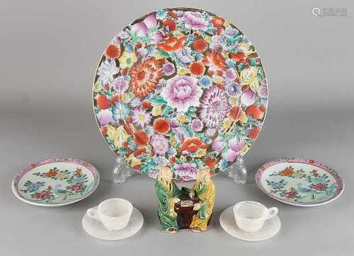 China six times. 20th century. Consisting of: Two glass cups and saucers. Ceramic figure game