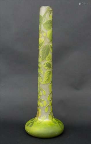 Stangenvase mit Ahornzweigen / A vase with maple