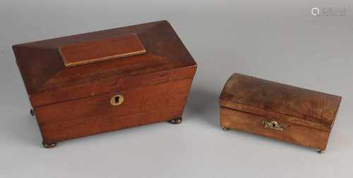 Two 19th century mahogany caskets. Tea Chest + spoon box. Keys missing. Size: 17-25 cm. In good