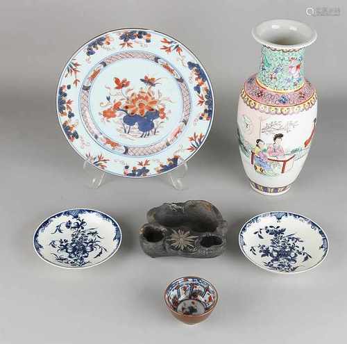 6x Old / antique Chinese porcelain. Consisting of: Republic vase. 2x Imari, damaged, Stone water