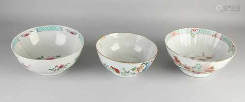 Three major Chinese porcelain bowls. Consisting of: Bowl, 18th century, Family Rose Garden decor,