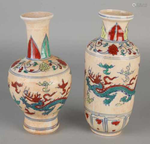 Two Chinese porcelain vases with dragons and floral decor. With bottom mark. Size: 20-21 cm. In good