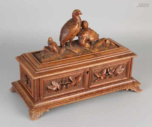 Schwarzwalder antique jewelry box with golden pheasants / grapevines decor. Circa 1880. One pheasant