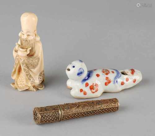 Three parts antiques. Divers. Comprising: Japanese legs deity. Chinese porcelain whistle. Antique