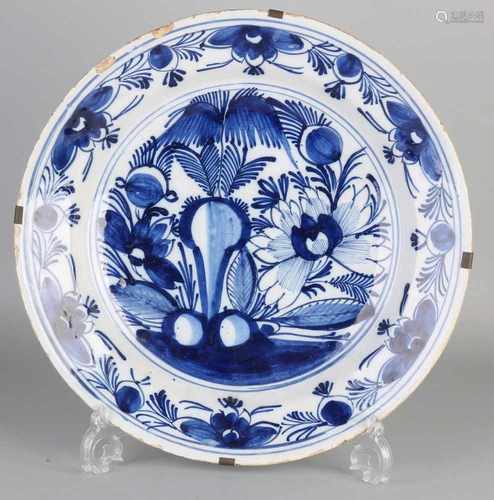 Large 18th century Delft Fayence dish with floral decoration. Slight damage. Size: ø 35 cm. In