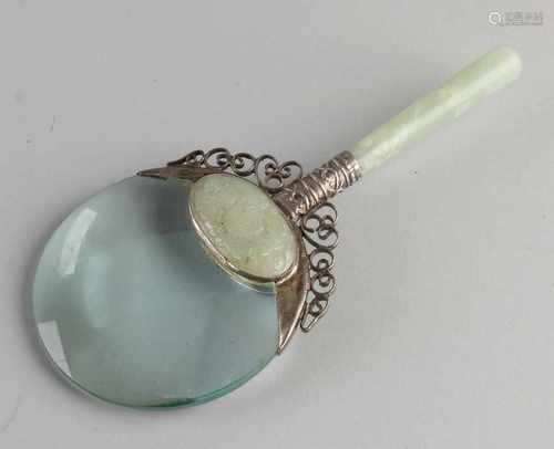 Chinese magnifier with white metal and jade. 20th century. Size: L 17.5cm. In good condition.