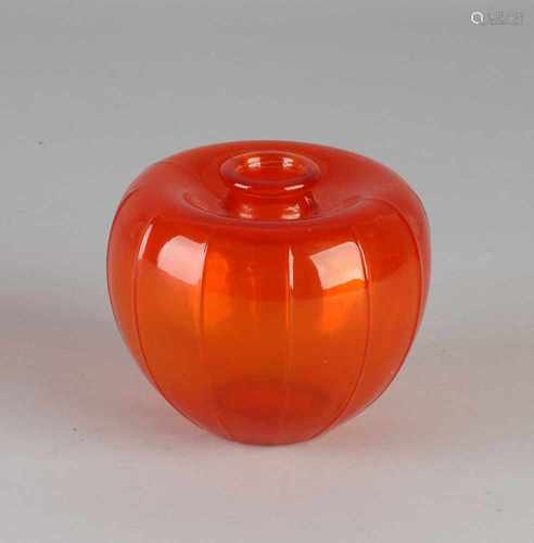 Hollands Copier Leerdam orange pressed glass vase liberation 1945. Size: H 8 x Ø 9.5 cm. In good