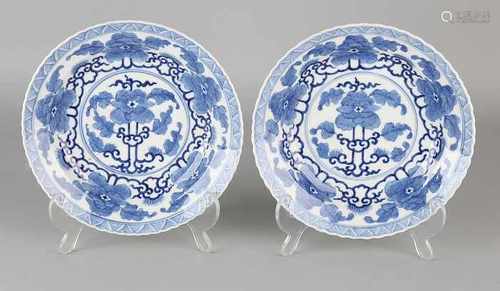 Two 18th - 19th century Chinese porcelain plates Kang Xi. Four characters. Floral decor. Size: ø