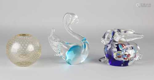 Three times old glassware. Comprising: Murano hare - Mille Fiori. Crystal bolvaas. Swan. Size: 9-