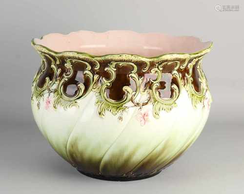 Large antique Austrian Majolica cachet pot with floral decor. Circa 1900. Size: 26 x 33 cm dia. In