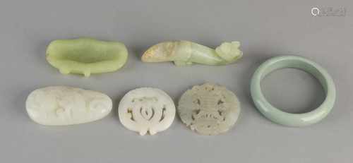 Six times jade from China. Among other things: amulets, bracelets. Size: 6-9 cm. In good condition.