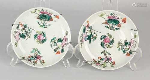 Two 19th century Chinese Family Verte plates with floral decor. Size: ø 13.7 cm. In good condition.