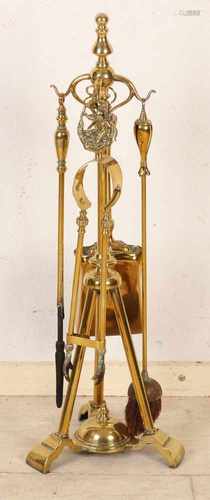 Five-piece Nouveau brass fireplace set. Approximately 1915. Size: 68 cm H. In good condition.