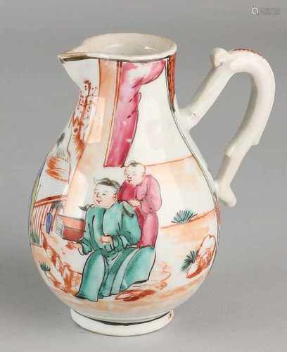 18th Century Chinese porcelain jug with Amsterdam 'Fur backdrop. Handle glued. Dimensions: 11 cm. In