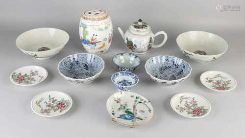 Thirteen parts of Chinese porcelain. Consisting of: Two molded cups with bird of paradise in