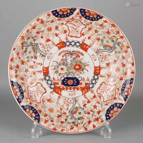 Large 19th century Japanese Imari porcelain decorative plate with floral decoration. Size: ø 36