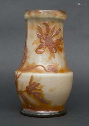 Große Jugendstil Vase mit Chrysanthemen / A large Art