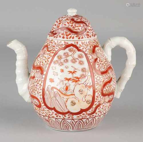 19th Century Chinese porcelain teapot with milk and blood decor. Size: 13.5 cm. In good condition.