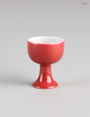 Small Chinese porcelain miniature cup. With bottom mark. Dimensions: H 3,5 x 2,8 cm. In good