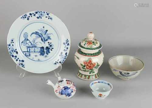 Five times diverse Chinese porcelain. Comprising Sign, 18th century, chip. Cargo bowl, 17th