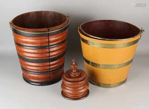 Three times antiques. Comprising: Walnut tea stove, iron bucket, elm tobacco jar. Size: 20-34 cm. In