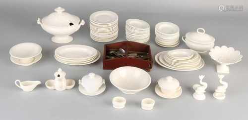 Antique Wedgwood / Petrus Regout ceramic tableware children. 1900. Approximately 72-Delig + metal