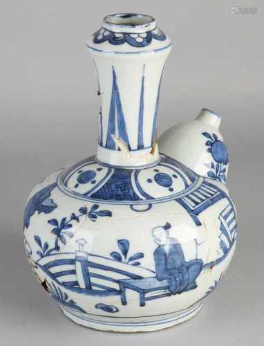 Chinese porcelain Wanli Gendi jug with Chinese garden decor. Damaged. Dimensions: H 24 x Ø 15,5