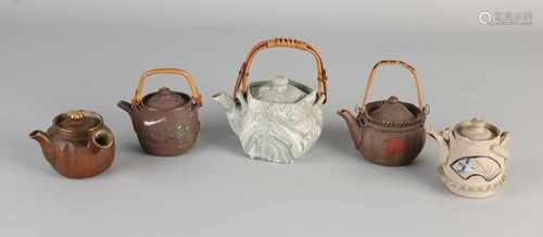 Five ancient Chinese Banko Earthenware jars pull. Divers. Size: 7-11 cm. In good condition.