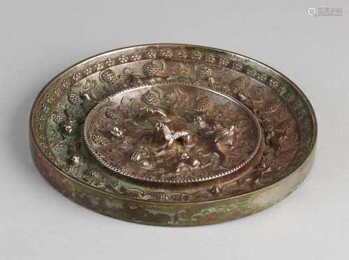 Antique Chinese? bronze plaque with animals / grapes decor. 19th century. Size: Ø 16,5 x 1 cm. In